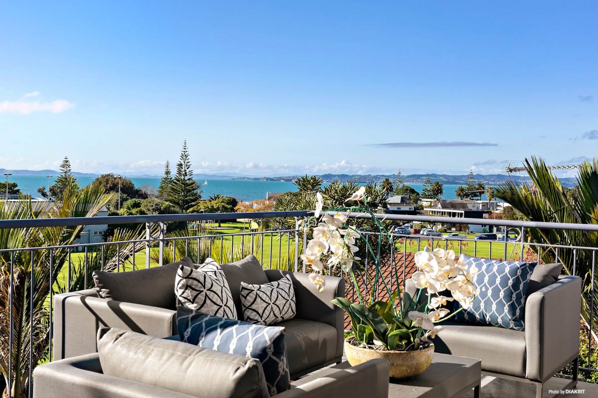 17 McCrystal Avenue, Bucklands Beach, Auckland - Carousel 2