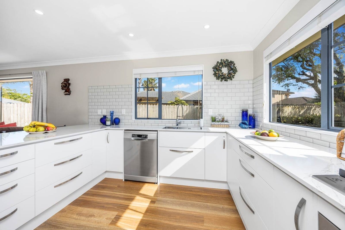 63 Lothian Brae, Wattle Downs, Auckland - Carousel 2
