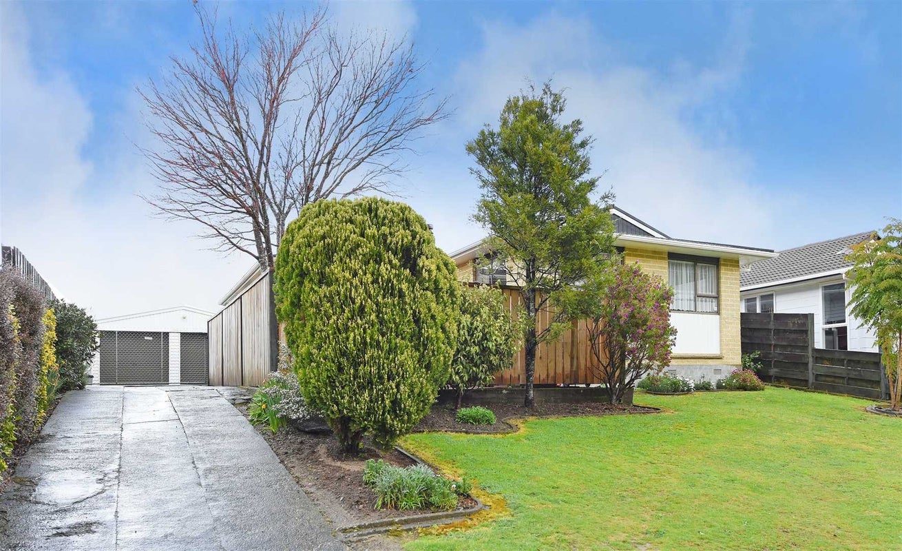 4 Fremont Grove, Totara Park, Upper Hutt - Carousel 1