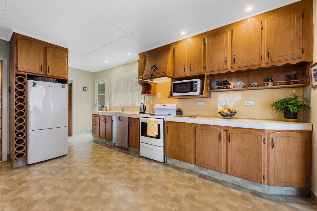 137 Pinehaven Road, Pinehaven, Upper Hutt - Carousel 2