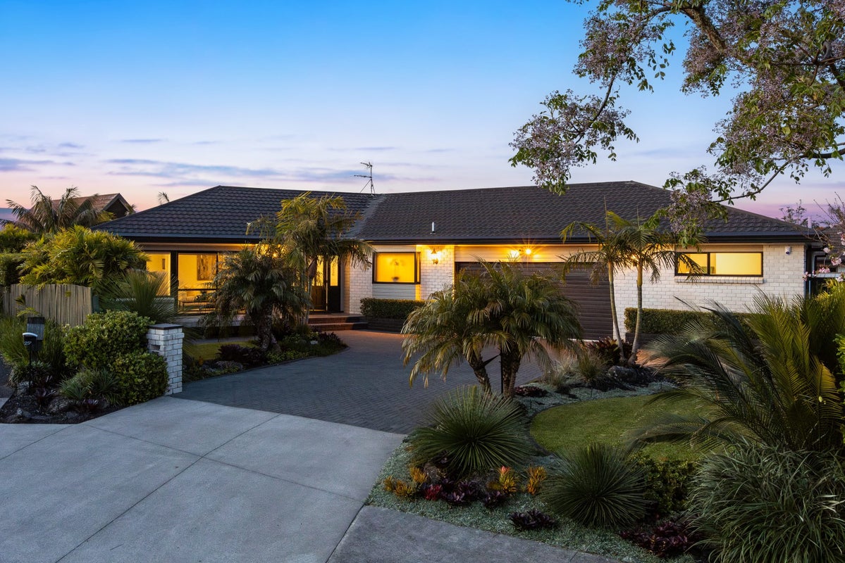 23 Glucina Avenue, West Harbour, Auckland - Carousel 1