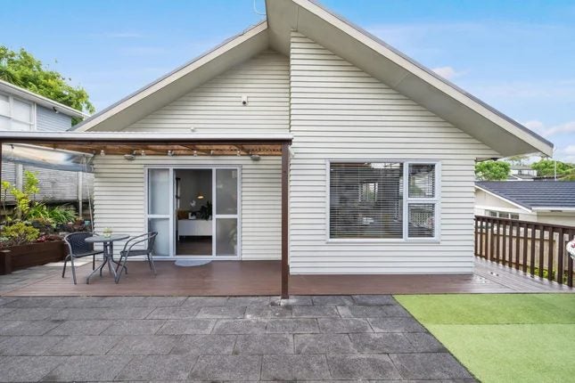 42B Rodney Street, Howick, Auckland - Carousel 1