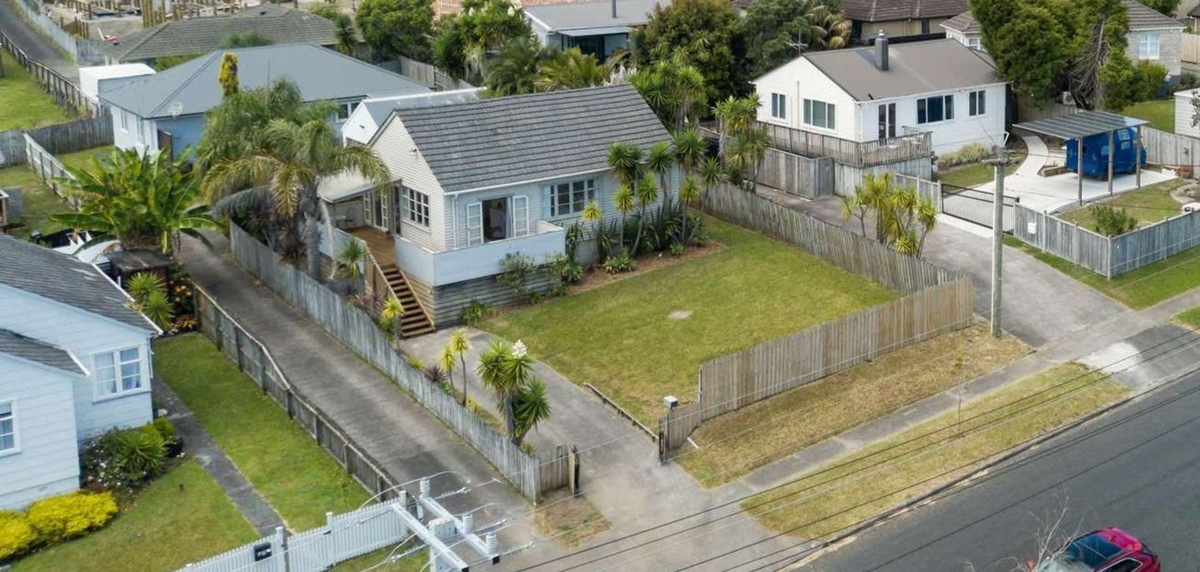 17 Blacklock Avenue, Henderson, Auckland - Carousel 2
