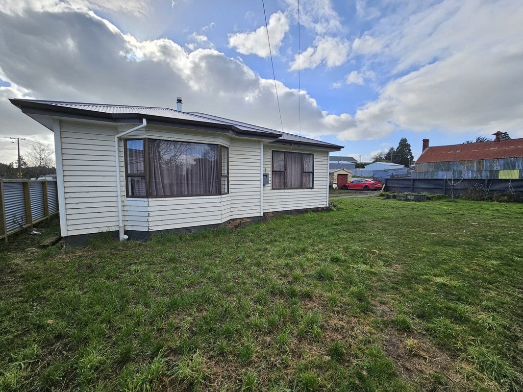 4 Main Road, Clinton - Carousel 12