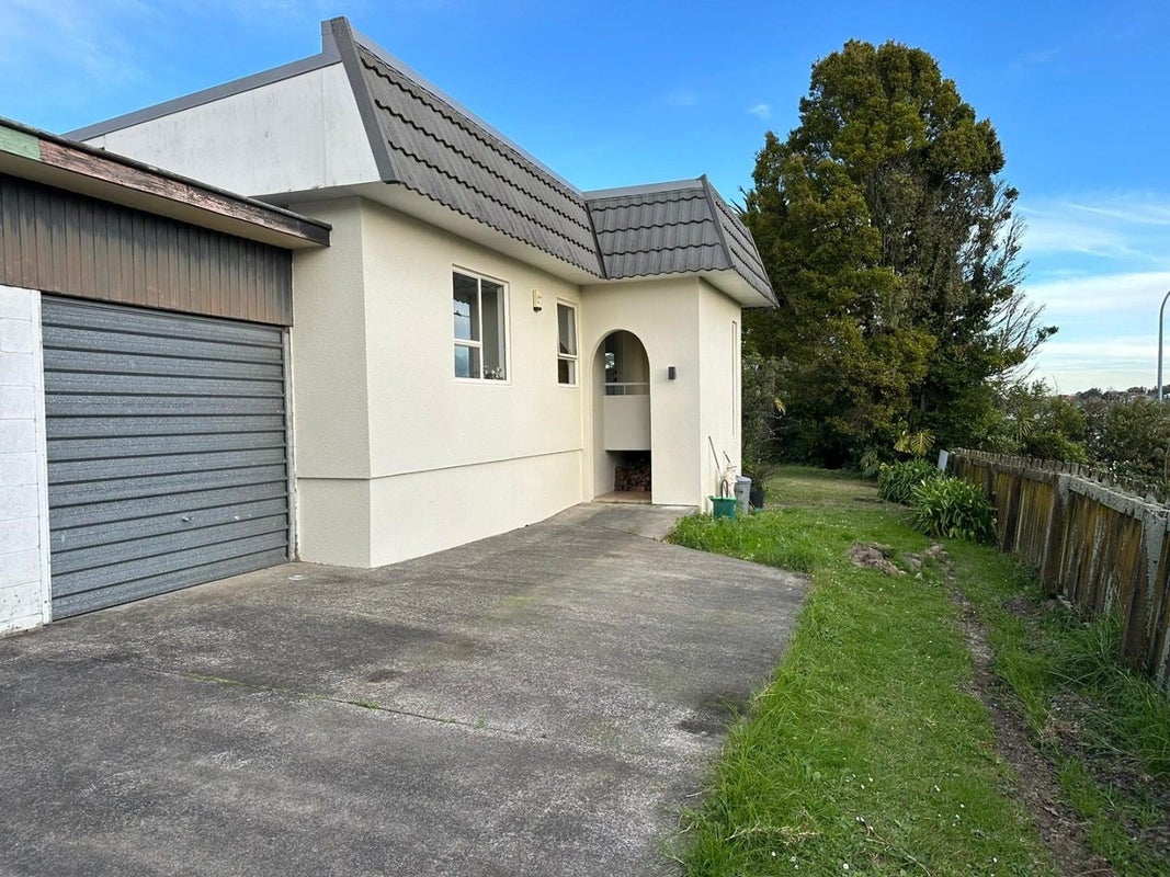 1/3 Exmouth Road, Northcote, Auckland - Carousel 1