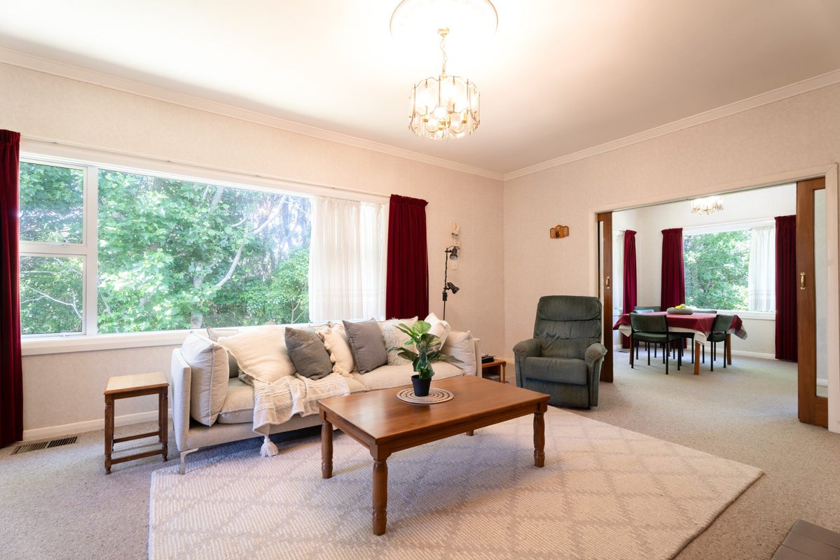25 Lyndhurst Road, Tawa, Wellington - Carousel 2