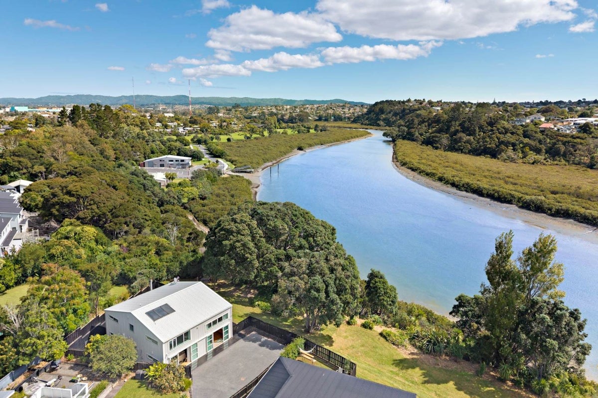 16A Renata Crescent, Te Atatu Peninsula, Auckland - Carousel 1