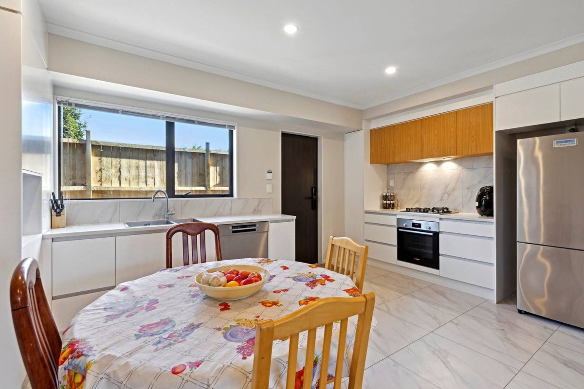 10E Roberts Road, Te Atatu South, Auckland - Carousel 2