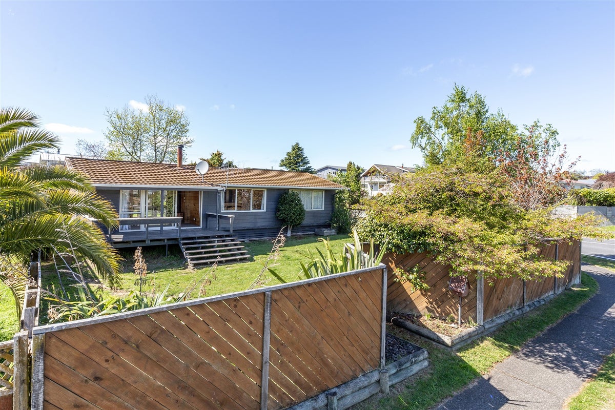 2 Hyde Avenue, RICHMOND HEIGHTS, TAUPO - Carousel 2