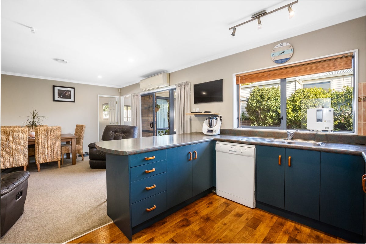 10 Ribbonwood Terrace, Ranui, Porirua - Carousel 2