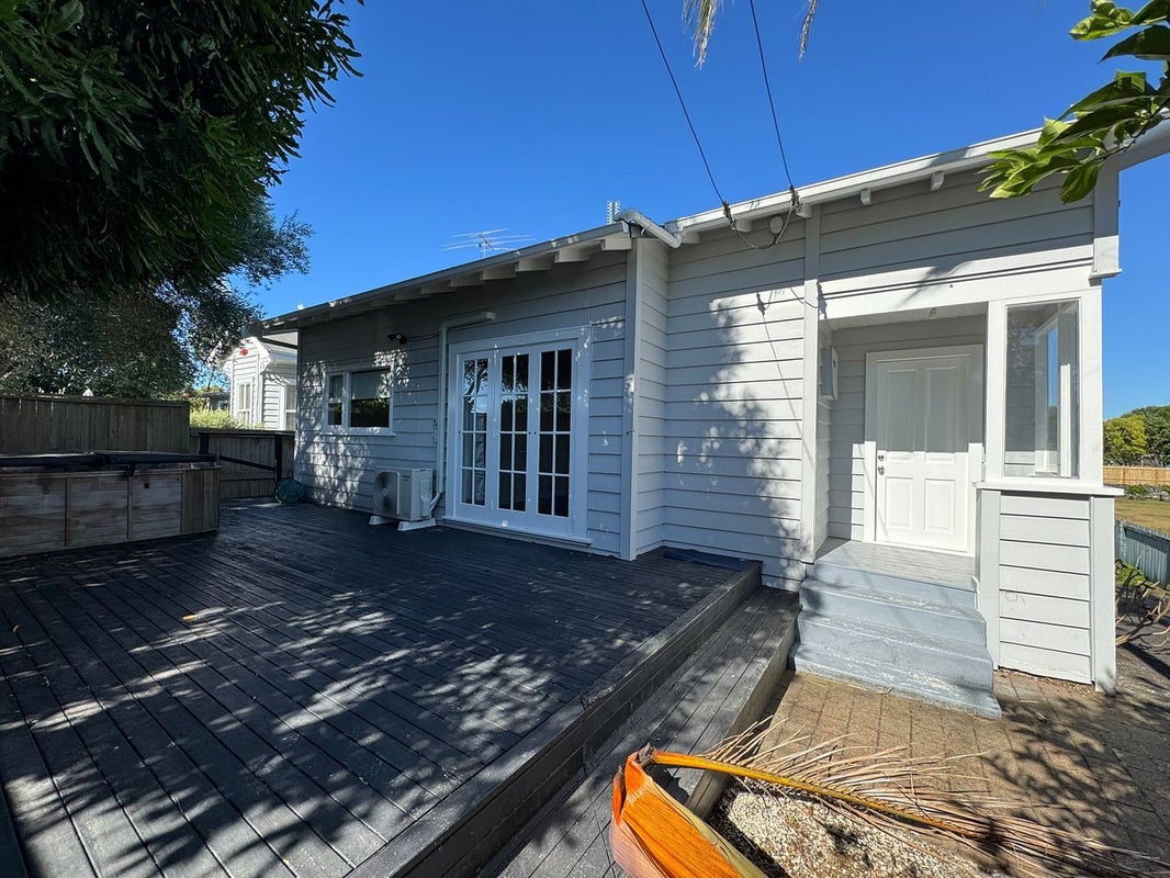 10 Kingsway Avenue, Sandringham, Auckland - Carousel 1