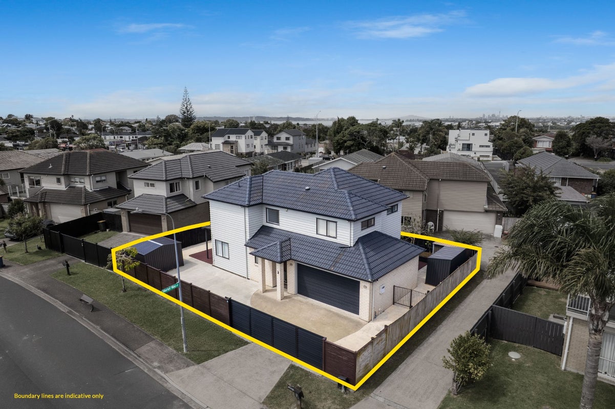 9 Bordeaux Parade, Te Atatu South, Auckland - Carousel 1