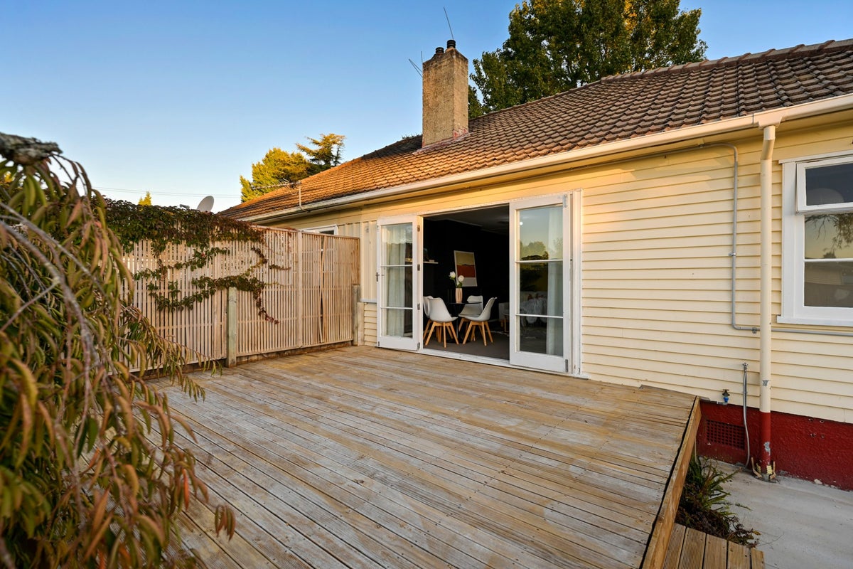 141 Cobham Drive, Hamilton East, Hamilton - Carousel 2