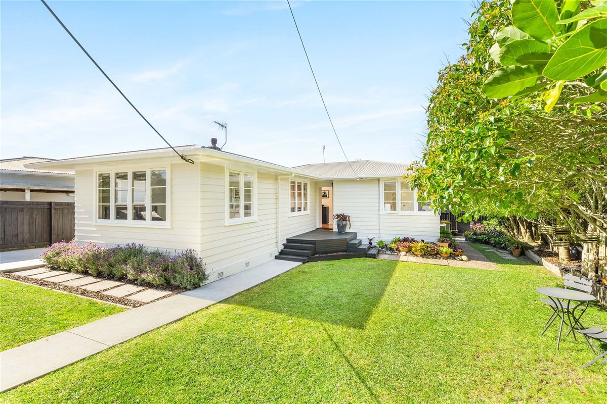 1/10 Neil Avenue, Te Atatū Peninsula, Auckland - Carousel 1
