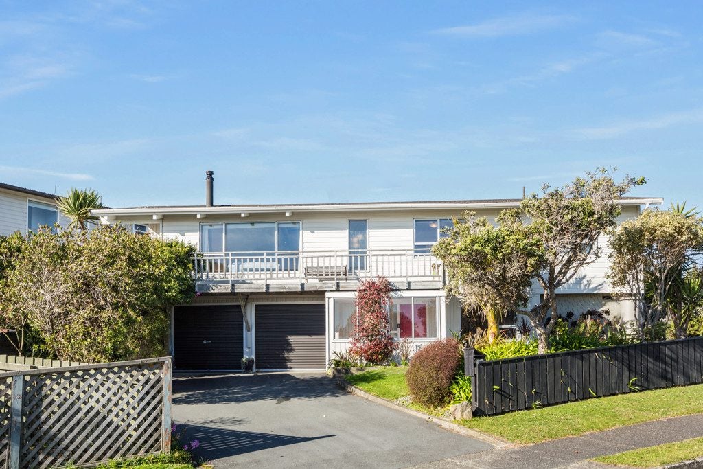 2 Forth Place, Papakowhai, Porirua - Carousel 1