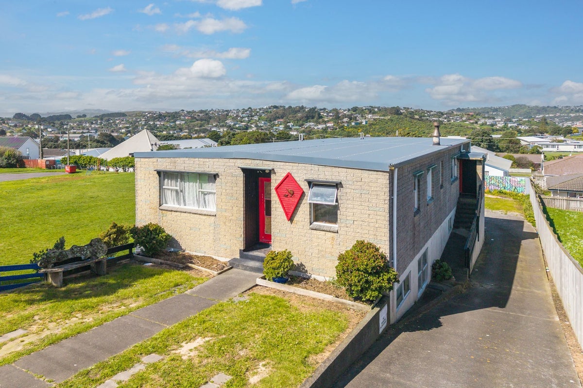 8 Tuki Street, Titahi Bay, Porirua - Carousel 1