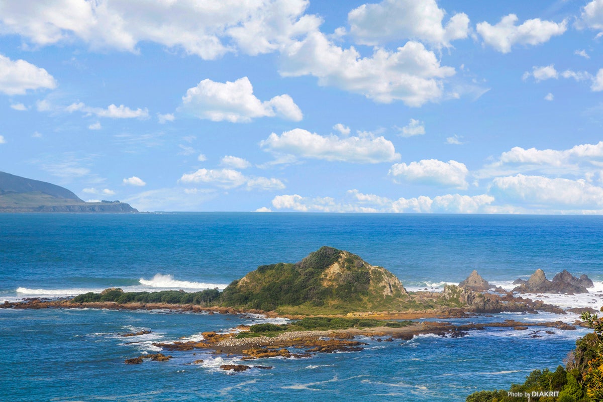 11 Oku Street, Island Bay, Wellington - Carousel 1