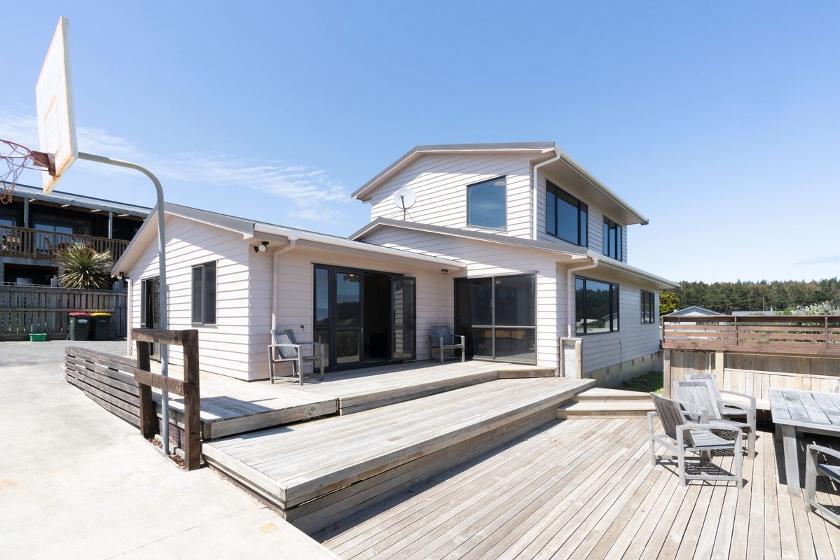 4 Arataki Grove, Waitarere Beach, Levin - Carousel 1