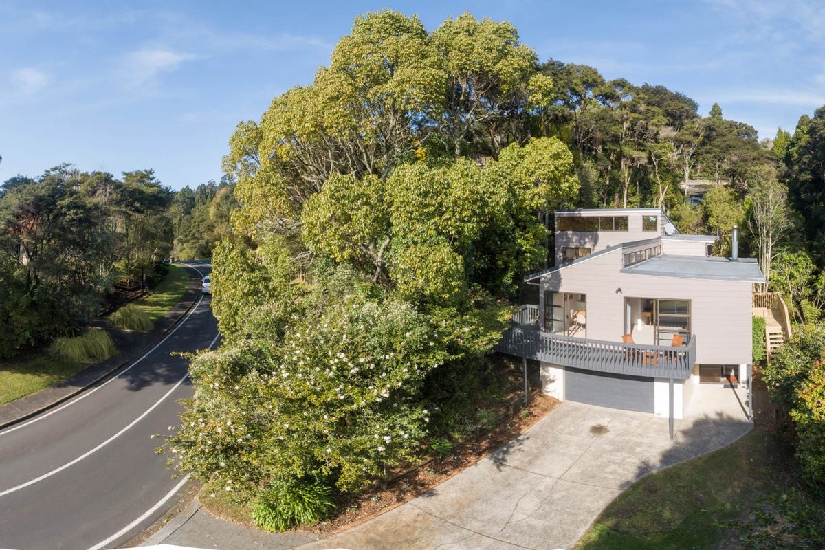 43 Wirihana Road, Titirangi, Auckland - Carousel 1