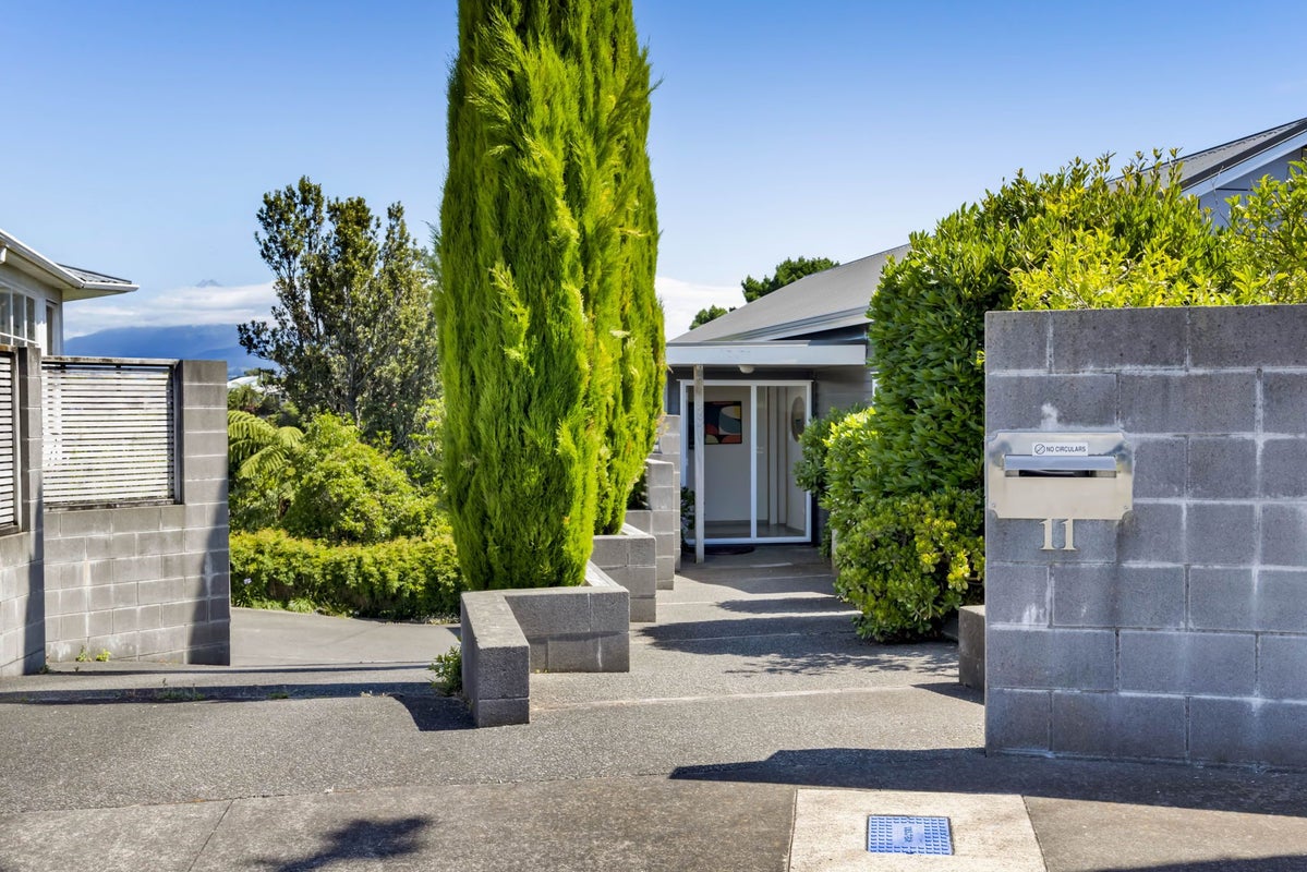 11 Margaret Place, Merrilands, New Plymouth - Carousel 1