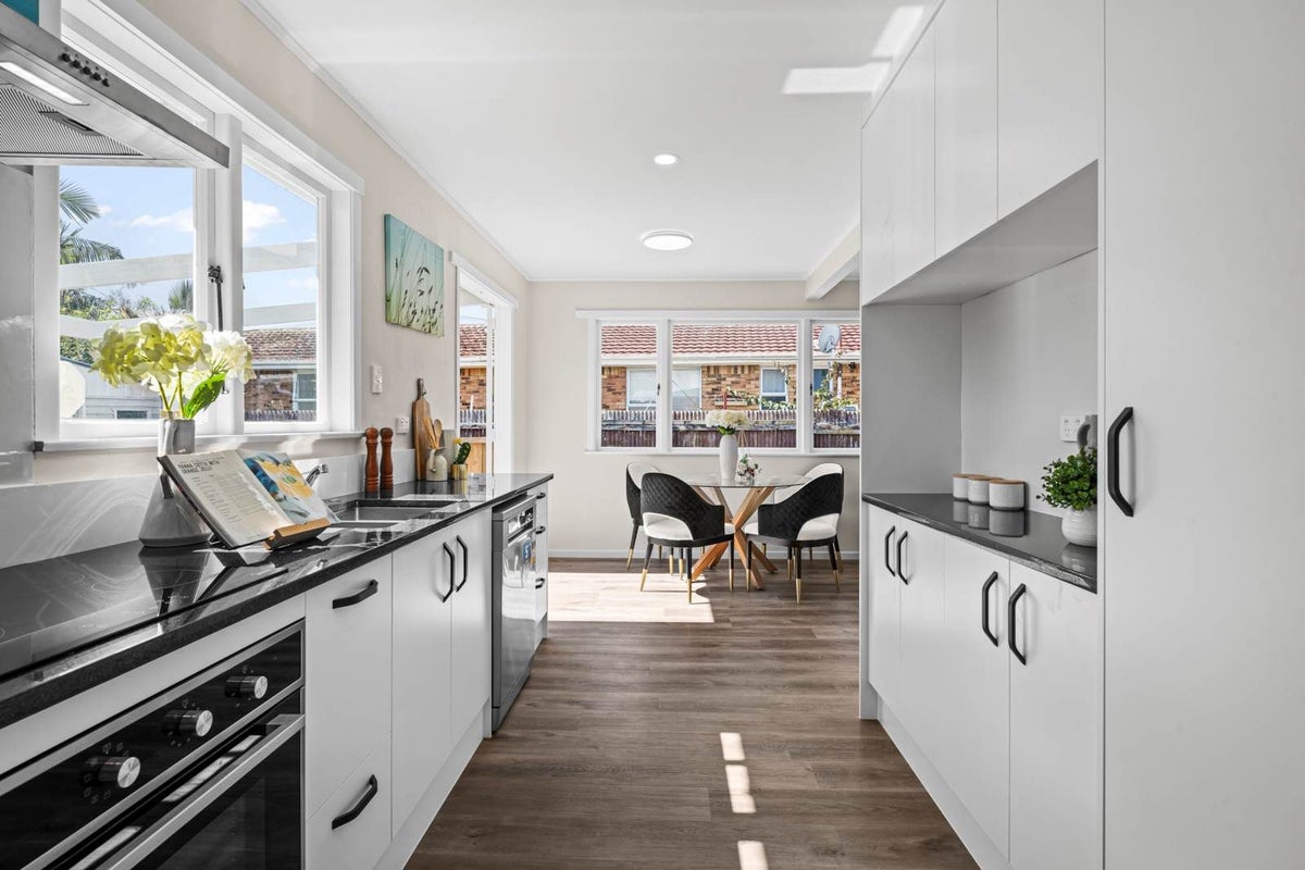 77 Dale Crescent, Pakuranga, Auckland - Carousel 1