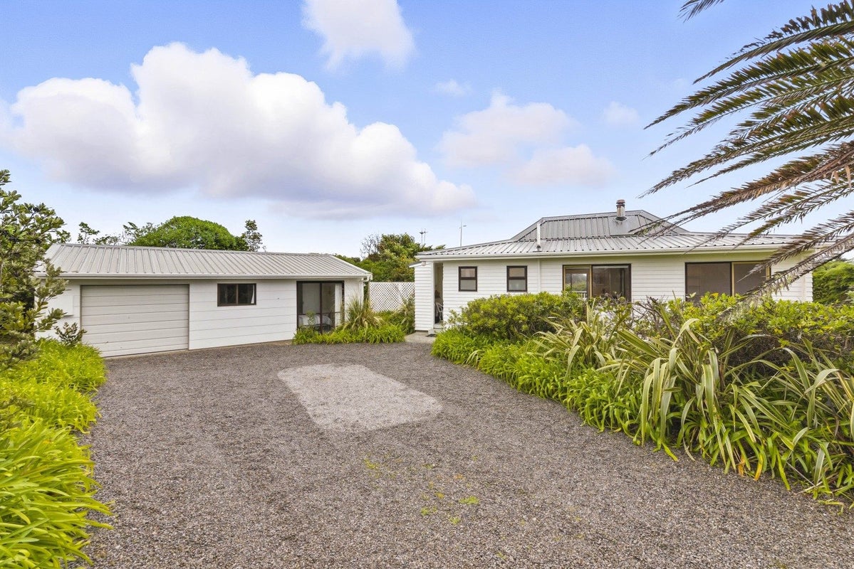 5 Norna Grove, Waikawa Beach, Manakau - Carousel 1