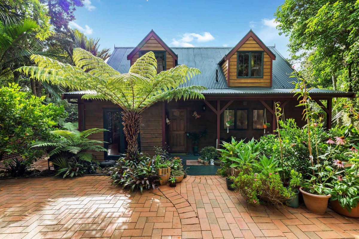 34 Kauri Point Road, Laingholm, Auckland - Carousel 2