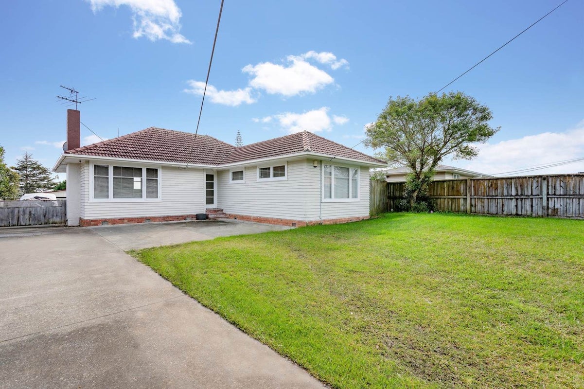 35 Vodanovich Road, Te Atatu South, Auckland - Carousel 1