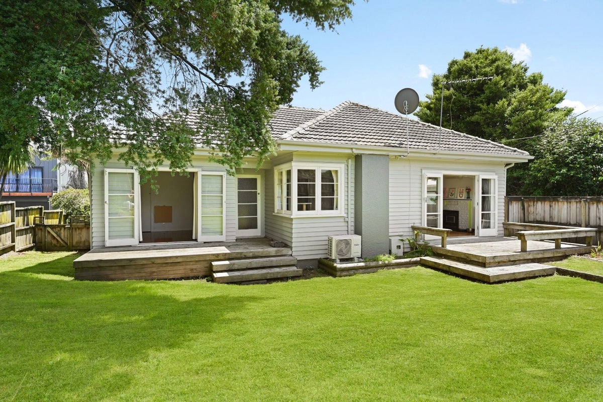 36 Forest Lake Road, Forest Lake, Hamilton - Carousel 1