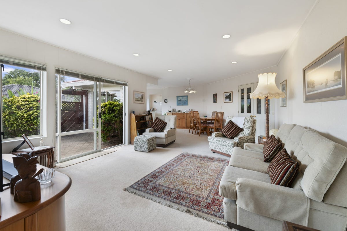 1/61 Wiltshire Place, Somerville, Manukau - Carousel 2