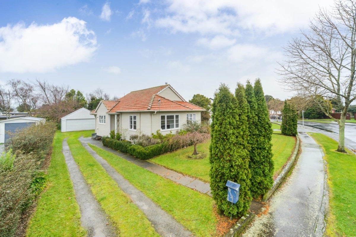 4 Savage Crescent, West End, Palmerston North - Carousel 1