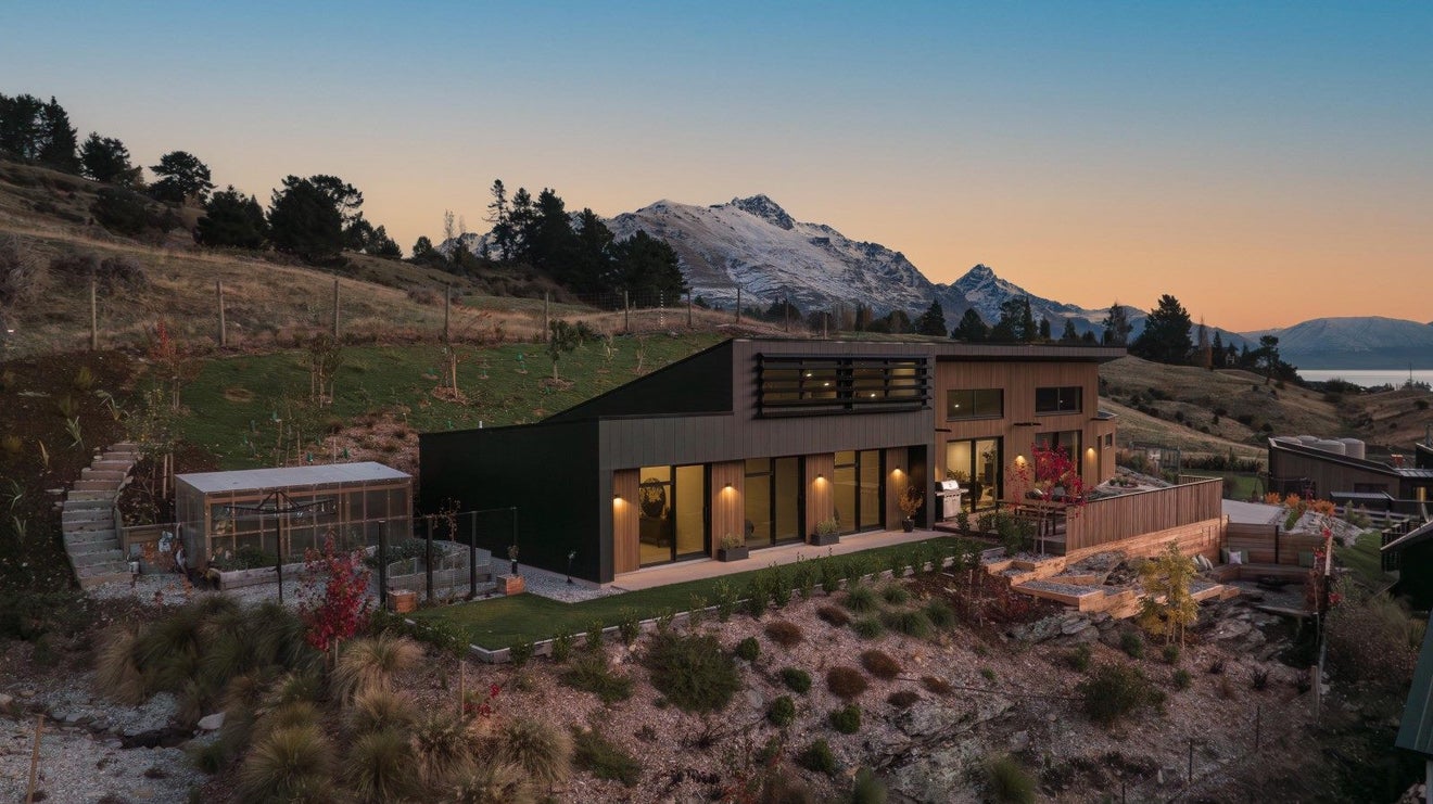 11 Red Deer Rise, Kelvin Heights, Queenstown - Carousel 1