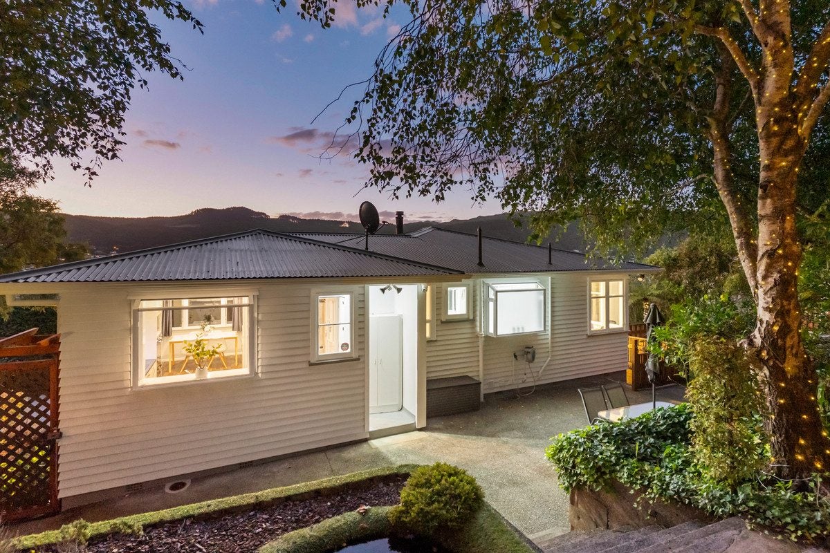 39 Taylor Terrace, Tawa, Wellington - Carousel 1