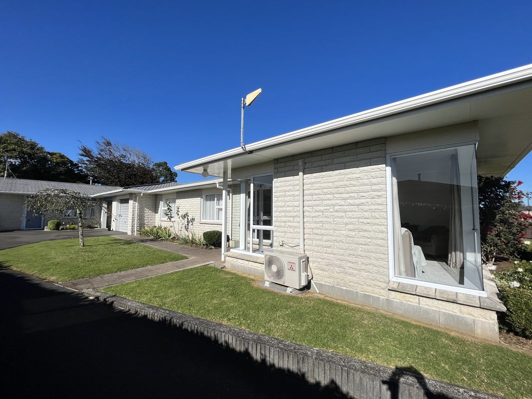 1/6 Boulevard Drive, Merrilands, New Plymouth - Carousel 1