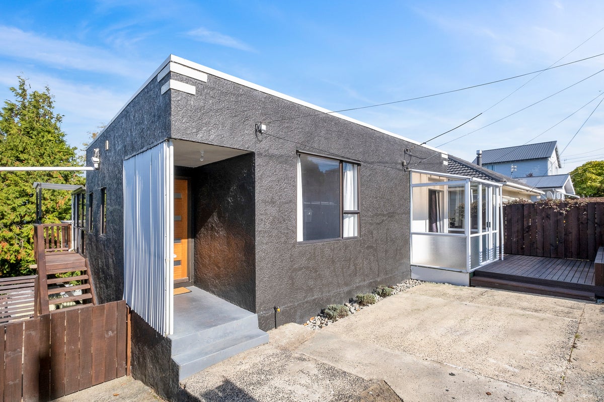 8 Wills Street, Balaclava, Dunedin - Carousel 1