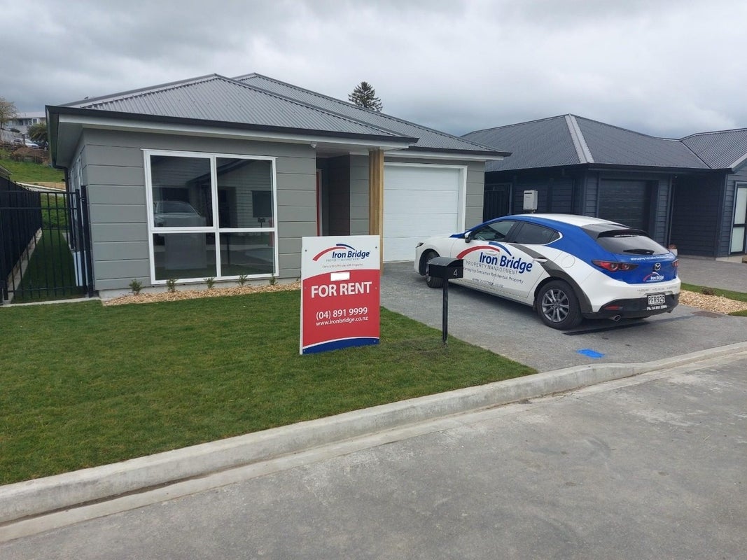 4 Thornbury Lane, Timberlea, Upper Hutt - Carousel 1