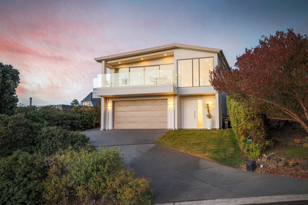 320 Cannon Hill Crescent, Mount Pleasant, Christchurch - Carousel 1