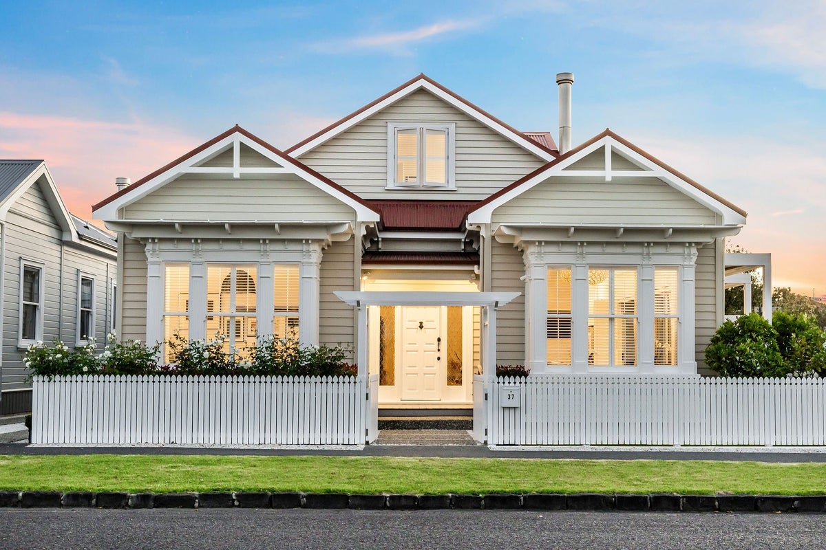 37 Renfrew Avenue, Sandringham, Auckland - Carousel 1