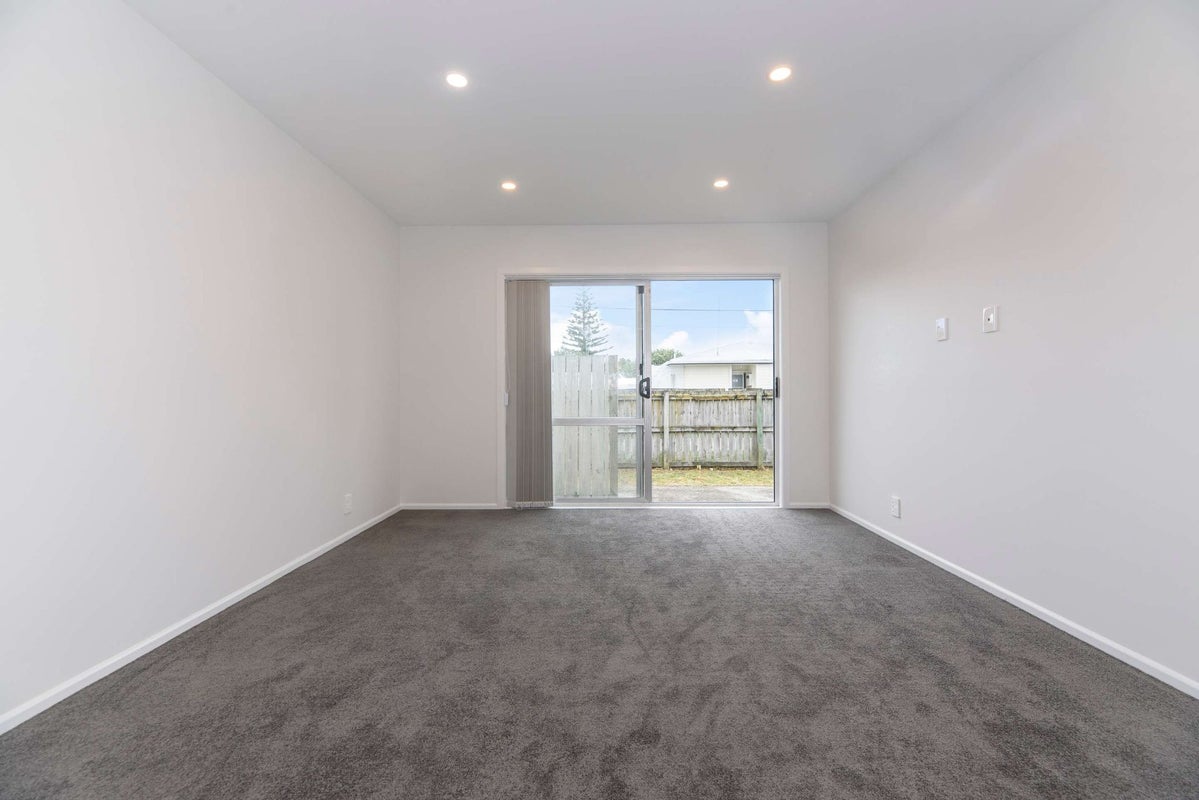 11 Ingleby Place, Kelston, Auckland - Carousel 2