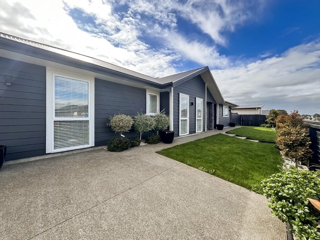 53 Johnstone Drive, Fitzherbert, Palmerston North - Carousel 2