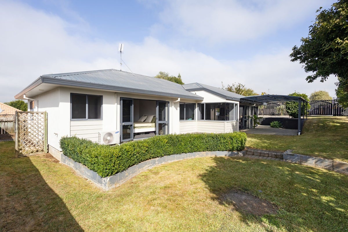 51 Sunnyhills Avenue, Glenview, Hamilton - Carousel 2