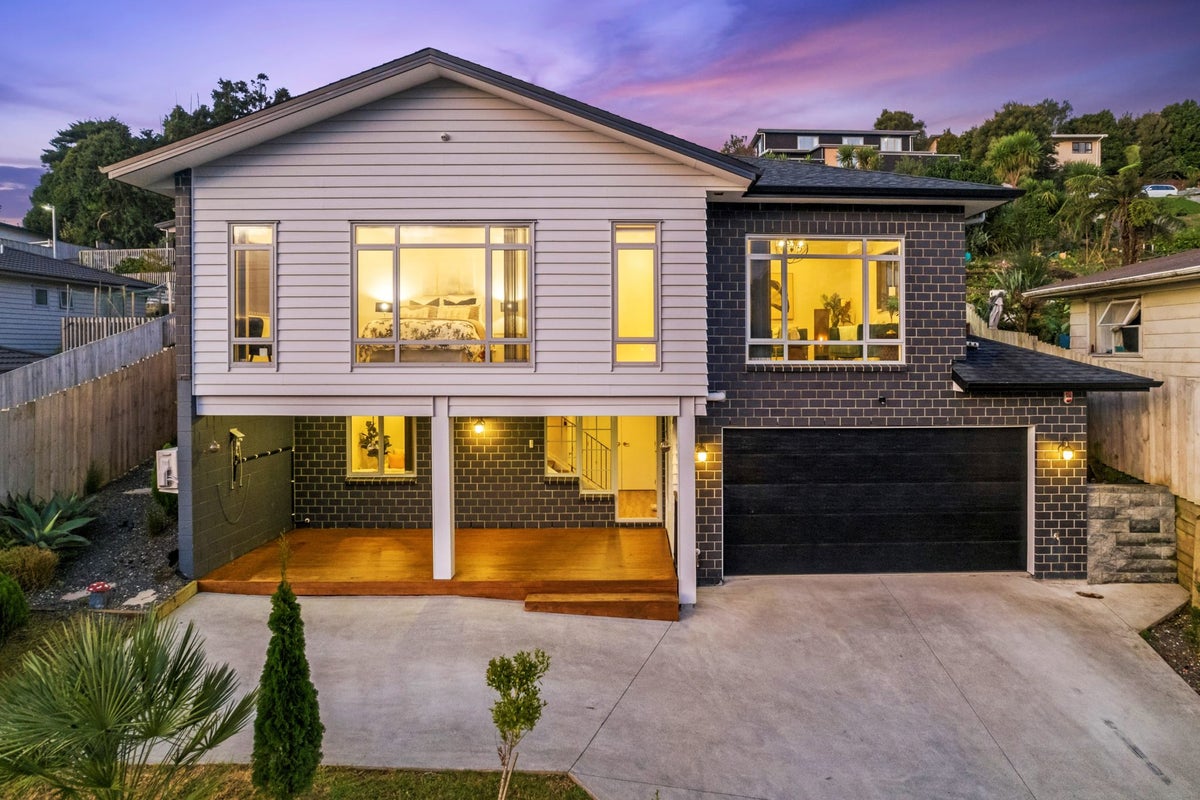 19 Rangeview Road, Sunnyvale, Auckland - Carousel 1