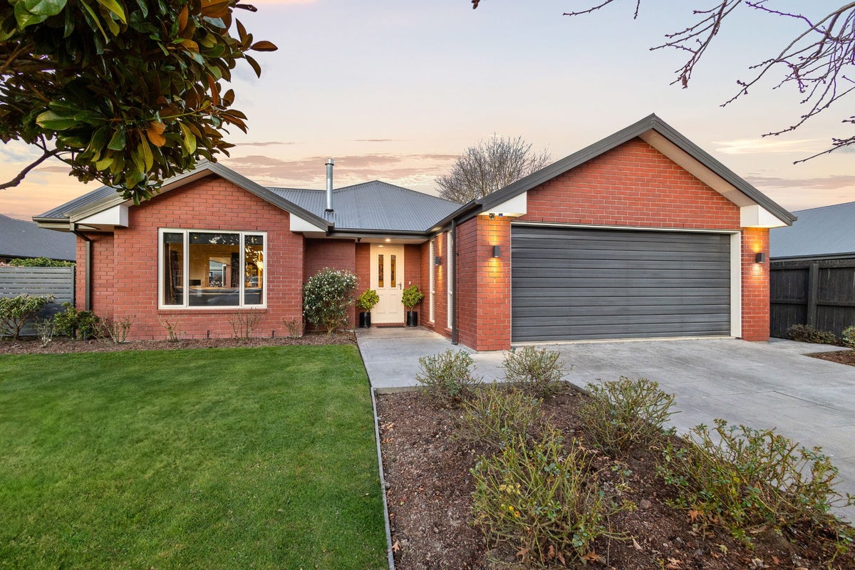 18 Woodhurst Drive, Casebrook, Christchurch - Carousel 1