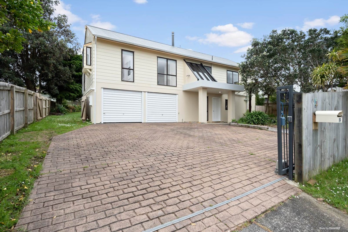 19 Crosby Road, West Harbour, Auckland - Carousel 1
