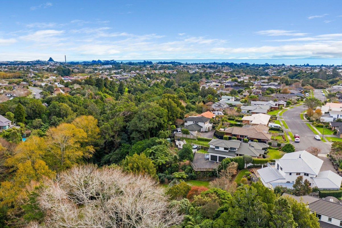 22 Kinross Drive, Merrilands, New Plymouth - Carousel 50
