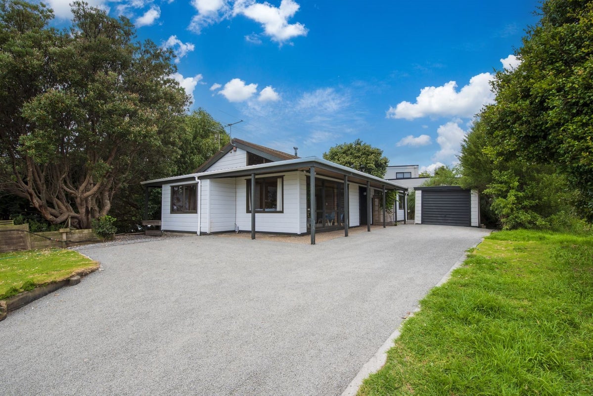 2 Flaxmere Street, Waikanae Beach, Waikanae - Carousel 1