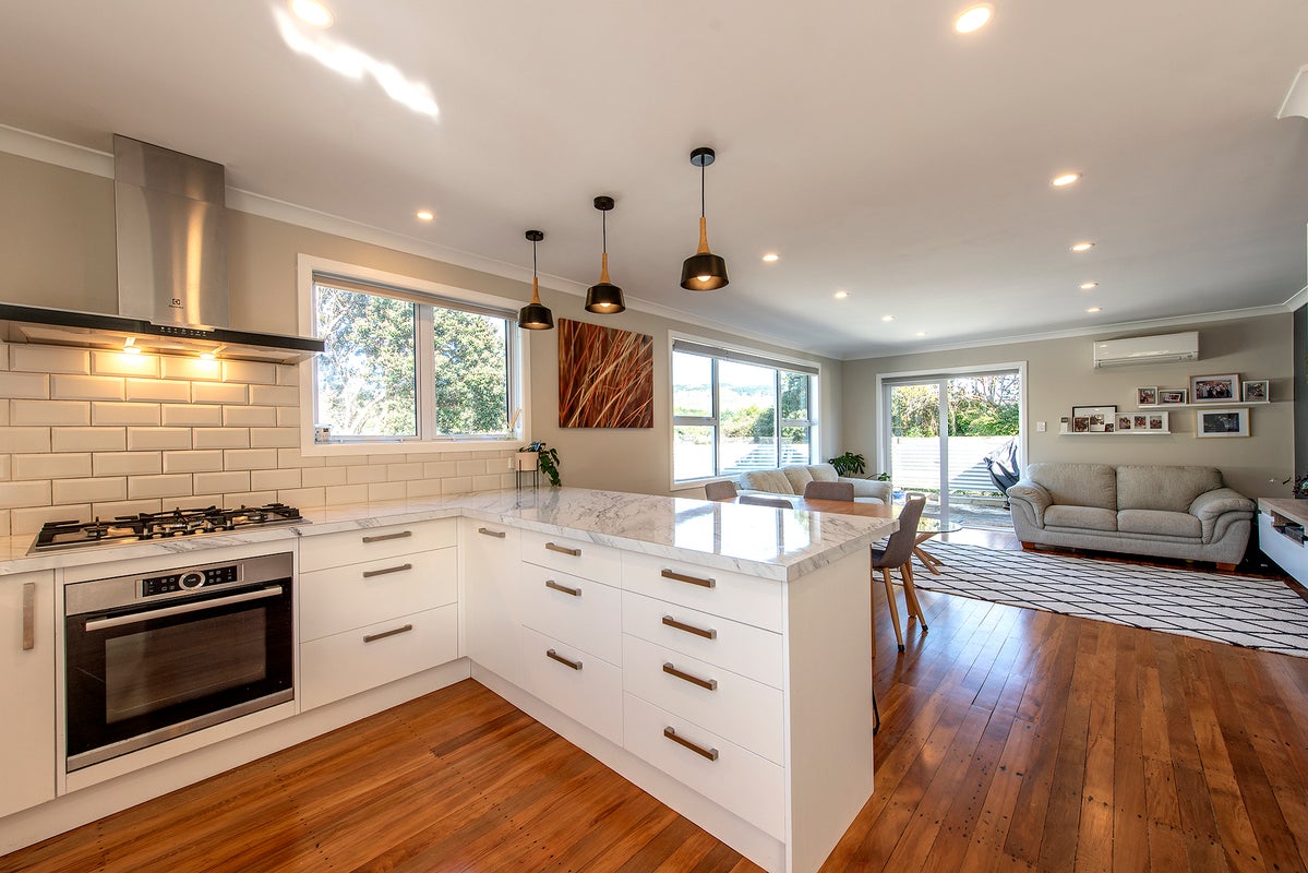 15 Mascot Street, Tawa, Wellington - Carousel 1