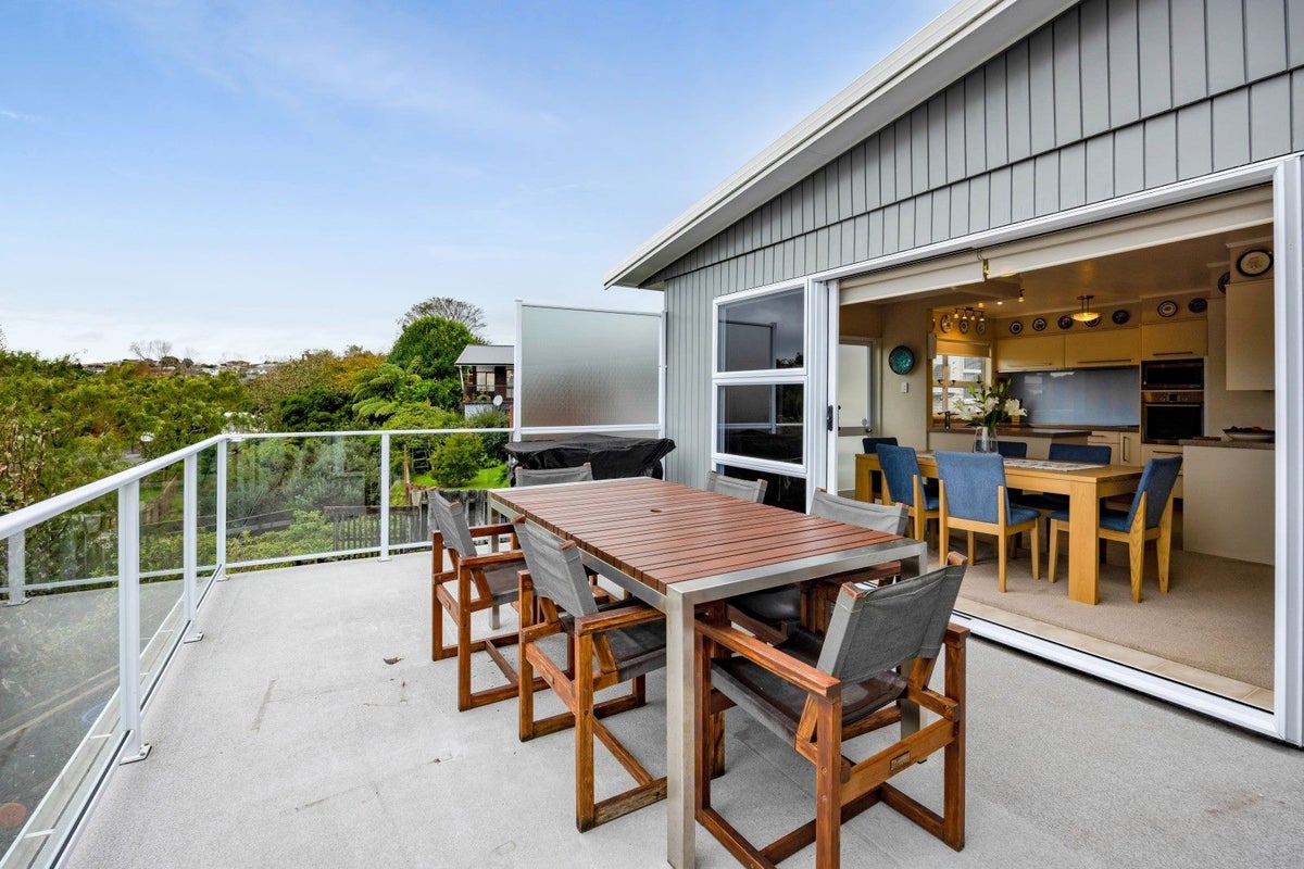 17 Nevada Drive, Merrilands, New Plymouth - Carousel 1