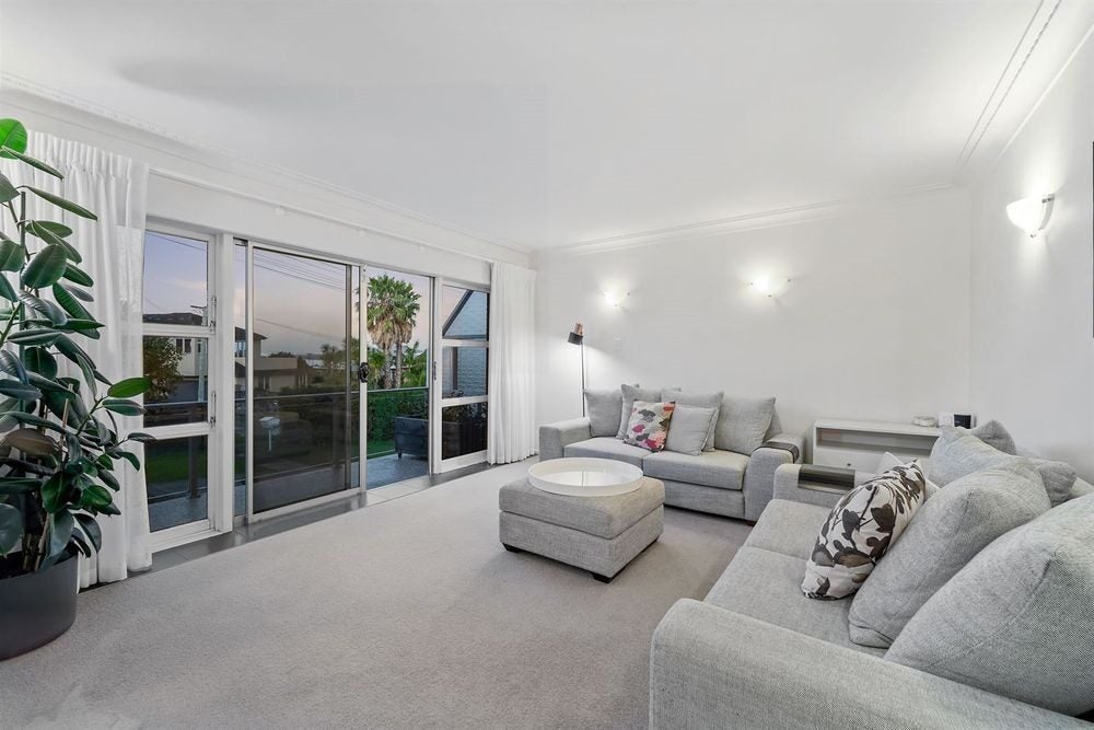 4/2 Argyle Terrace, Milford, Auckland - Carousel 3
