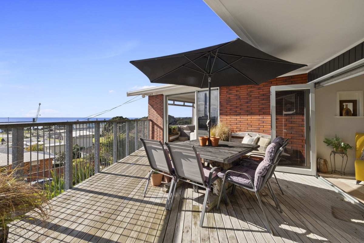 3 Weston Street, Moturoa, New Plymouth - Carousel 1